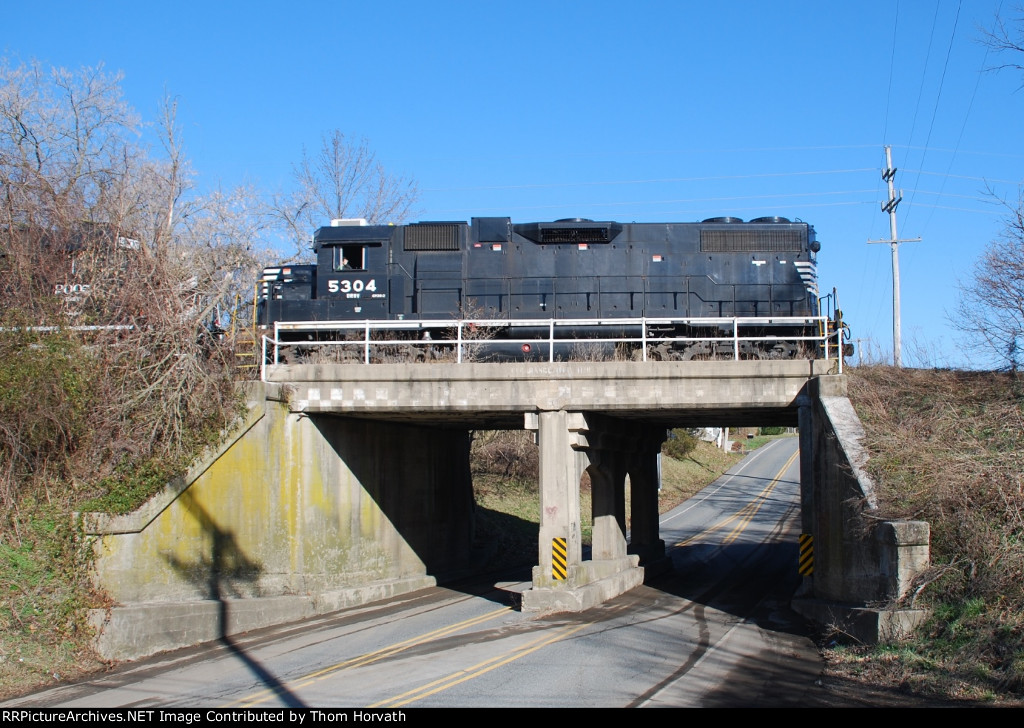 DDRV 5304 heads east passing over Edison Road Bridge